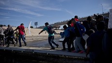 Tổng thống Donald Trump: 'Khí gas bắn về phía di dân Trung Mỹ rất an toàn'