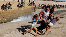 Meza túm lấy tay của các con và tháo chạy. Ảnh: Reuters