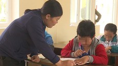 Cô Thủy dạy học trên lớp. Ảnh: Soha