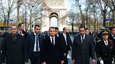 Tổng thống Pháp thị sát 'chiến trường' Paris giữa tâm điểm của làn sóng bạo động