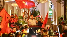 Người dân TP HCM vui vẻ ăn mừng sau trận đấu giữa đội tuyển Malaysia và đội tuyển Việt Nam. Ảnh: PLO