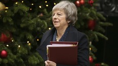 Thủ tướng Anh 'sống sót' sau cuộc bỏ phiếu bất tín nhiệm