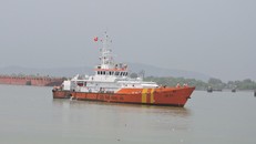 Tàu SAR 413 đang trực tiếp chỉ đạo tại hiện trường tìm kiếm 3 ngư dân mất tích