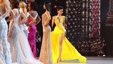 Màn hất váy khoe đùi của H'hen Niê trong đêm bán kết Miss Universe khiến fan phát sốt