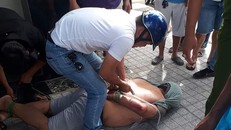 Tên cướp được người dân khống chế. Ảnh: PLO