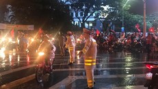 CSGT Đà Nẵng đội mưa đảm bảo ANTT trong đêm mừng “Việt Nam vô địch“