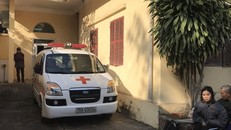 Người nhà chị Ngà đợi nhận thi thể người thân. Ảnh: Người Đưa Tin