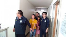 Cảnh sát Đài Loan đang tạm giữ một số người Việt để điều tra. Ảnh: Apple Daily