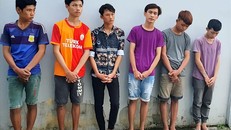 Nhóm đối tượng có hành vi ném đá vào các xe ô tô trên đường. Ảnh: Lao Động