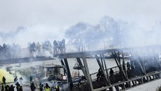 Đụng độ giữa người biểu tình và cảnh sát trên các cây cầu bắc qua sông Seine. Ảnh: Sputnik