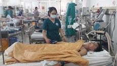 Bệnh nhân Nguyễn Văn Nhật được truyền gần 5 lít bia để giải ngộ độc rượu. Ảnh: Zing