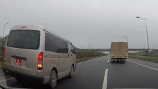 Chiếc xe biển đỏ chạy lùi trên cao tốc. Ảnh: Soha