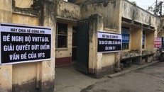 Trụ sở Hãng phim truyện Việt Nam xuất hiện các biểu ngữ phản đối công ty chủ quản VIVASO (Tổng Công ty vận tải thủy Việt Nam). Ảnh: VOV