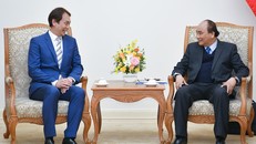 Thủ tướng Nguyễn Xuân Phúc tiếp Chủ tịch Liên đoàn chế biến chế tạo Singapore Douglas Foo. Ảnh: VGP