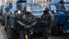 Pháp: Khoảng 300 người biểu tình thuộc phe Áo Vàng bị bắt giữ 