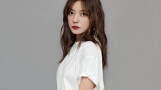 Triệu Vy lộ ảnh hôn trai lạ giữa lùm xùm gian dối chứng khoán