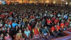Hội cổ động viên 'tiếp lửa' tuyển Việt Nam hơn cả 90 phút thi đấu