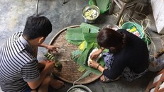 29 Tết, người dân TP Hồ Chí Minh gói bánh chưng, bánh tét ăn Tết cổ truyền