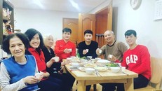 Đình Trọng, Xuân Hưng và Văn Tới dùng bữa Tất niên cùng gia đình Đại sứ Nguyễn Vũ Tú. Ảnh: Instagram 