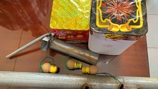 Các vật chứng liên quan tới hành vi đốt pháo hoa trái phép, có thể gây nguy hiểm tính mạng. Ảnh: CAND