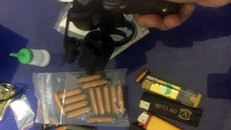 Khẩu súng thu được của đối tượng Dũng. Ảnh: TTXVN