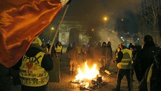 Pháp triệu hồi phái viên sau khi Phó Thủ tướng Italia gặp thủ lĩnh phe Áo vàng