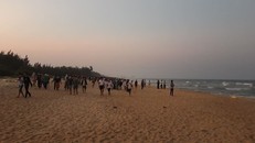 Khu vực bãi biển nơi có 3 người đuối nước. Ảnh: Thanh Niên