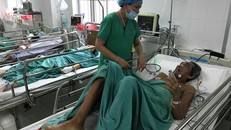 Bệnh nhân C. đang được điều trị tại BVĐKTƯ Cần Thơ. Ảnh: CAND