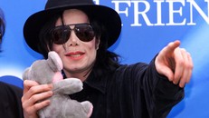 Hồ sơ khám nghiệm tiết lộ lý do khiến Michael Jackson đổi màu da