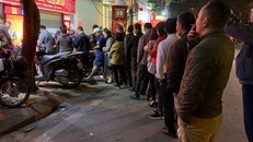 Người dân xếp hàng chờ mua vàng trong ngày vía Thần Tài. Ảnh: VietNamNet