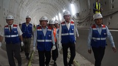 Lãnh đạo TPHCM đi xuyên hầm ga metro từ ga Nhà hát TP về ga Ba Son (dài 781m). Ảnh: Dân trí