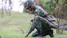 Một người lính công binh đang tiến hành dò mìn tại khách sạn JW Marriott. Ảnh: VnExpress