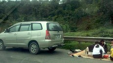 Nhóm người đỗ xe trên cao tốc để tổ chức ăn uống. Ảnh: Facebook