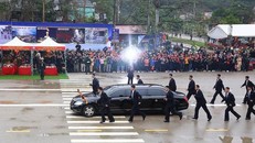 Nhóm vệ sĩ nổi tiếng của ông Kim Jong-un cũng xuất hiện tại ga Đồng Đăng sáng nay. Ảnh: Facebook