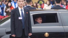 Chủ tịch Kim Jong-un lên tàu về nước trong sáng mai