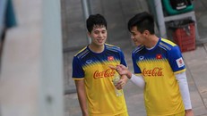 Hai cầu thủ tỏ ra thoải mái sau buổi tập. Ảnh: Tiền Phong