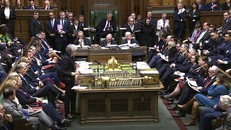 Thủ tướng Anh trả lời phiên chất vấn tại Hạ viện hôm 6/3. Ảnh: AP