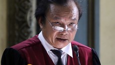 Thẩm phán Xuân đọc bản án chiều 27/3 trong gần 3 giờ. Ảnh: VnExpress