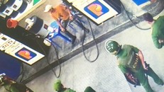 Hình ảnh trích xuất camera ghi lại vụ việc. Ảnh: NLĐ