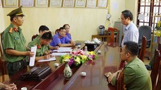 Công bố quyết định khởi tố bị can, cấm đi khỏi nơi cư trú đối với Phạm Văn Khuông. Ảnh: Dân trí