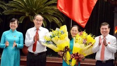 Bí thư Thành ủy Thành phố Hồ Chí Minh Nguyễn Thiện Nhân, Chủ tịch UBND TPHCM Nguyễn Thành Phong chúc mừng bà Nguyễn Thị Lệ. Ảnh: VGP