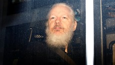 Tổng thống Ecuador cáo buộc Assange lợi dụng ĐSQ làm 'trung tâm gián điệp'