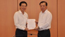 Ông La Văn Thịnh (trái) giữ chức Cục trưởng Cục Quản lý công sản. Ảnh: VGP