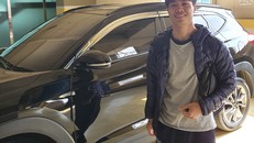 Tiền đạo Công Phượng bên chiếc xe Huyndai Tucson 2018. Ảnh: VnExpress