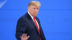 Video: Một người ném điện thoại di động về phía Tổng thống Trump