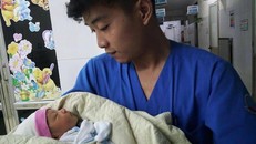 Bé trai đang được các bác sĩ chăm sóc tận tình. Ảnh: Thanh Niên