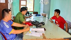 Điều tra viên Công an huyện Phú Hoà ghi lời khai Nguyễn Thanh Hãn (bên phải). Ảnh: CAND