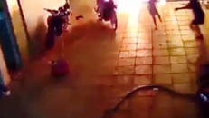 Hình ảnh trích xuất từ camera ghi lại vụ việc. Ảnh: Facebook