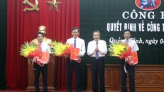 Bí thư Tỉnh ủy Hoàng Đăng Quang trao quyết định và chúc mừng các đồng chí. Ảnh: VGP