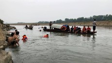 Lực lượng cứu hộ cứu nạn - Phòng Cảnh sát PCCC Công an tỉnh Thanh Hóa cùng người dân tìm kiếm thi thể các nạn nhân chết đuối. Ảnh: VietNamNet